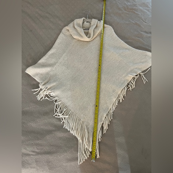 🆕 Chico’s Cream Poncho with Fringe,!one size - Picture 3 of 7